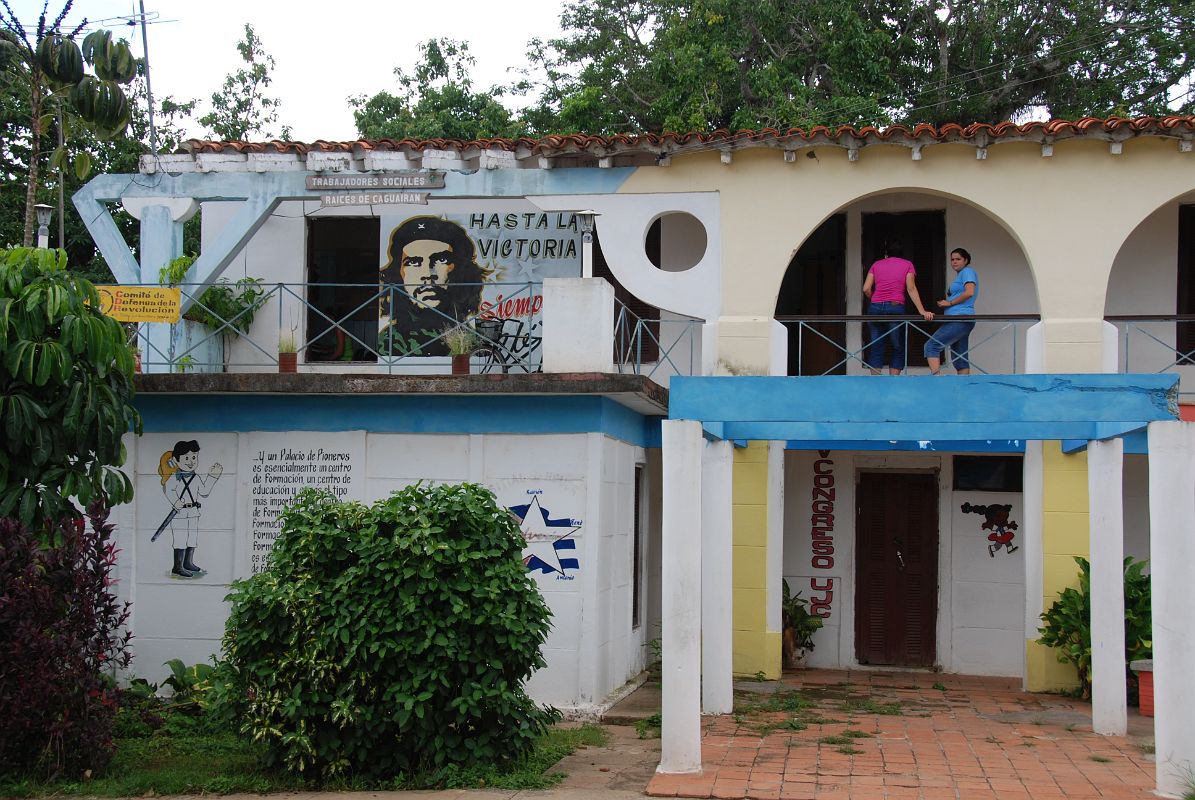 16 Cuba - Vinales - Vinales Village - Palacio de Pioneros with a Che Guevara image